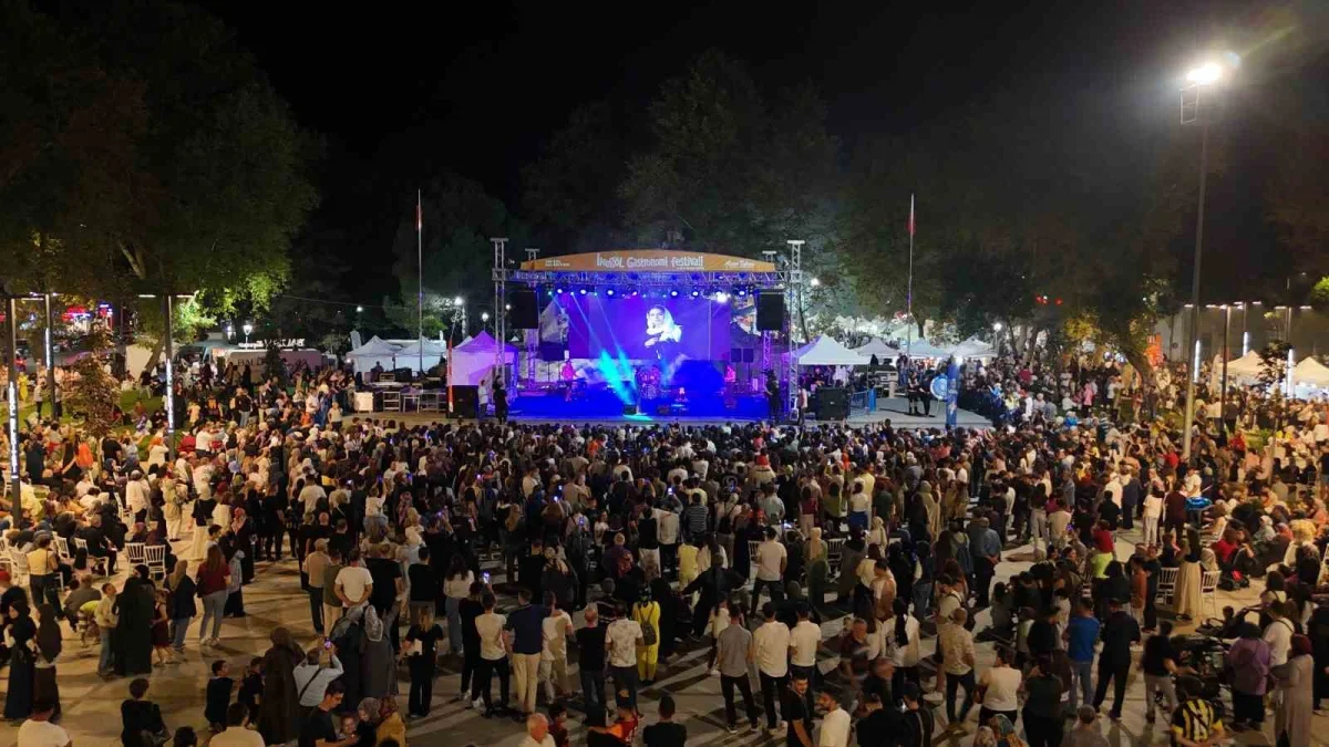 İnegöl Gastronomi Festivali'nde Retrobüs konseri coşku kattı
