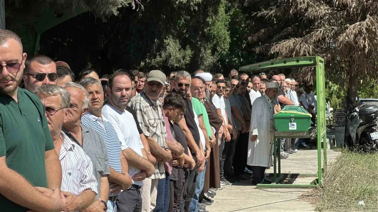 Sığ suya atlayan 3 çocuk babası Arif Erman Sapanca'da defnedildi