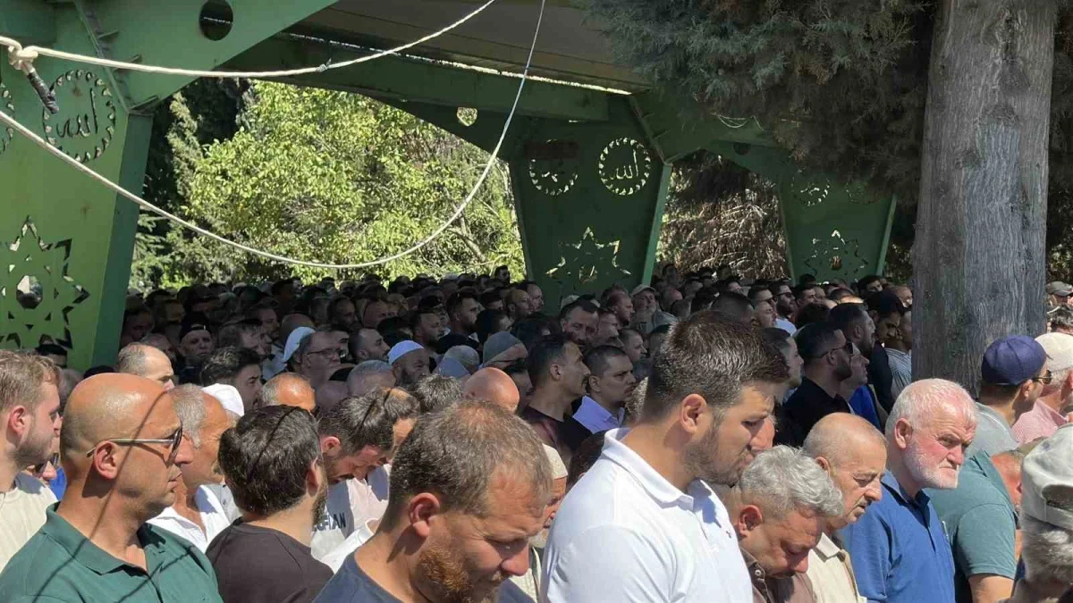 Sığ suya atlayan 3 çocuk babası Arif Erman Sapanca'da defnedildi