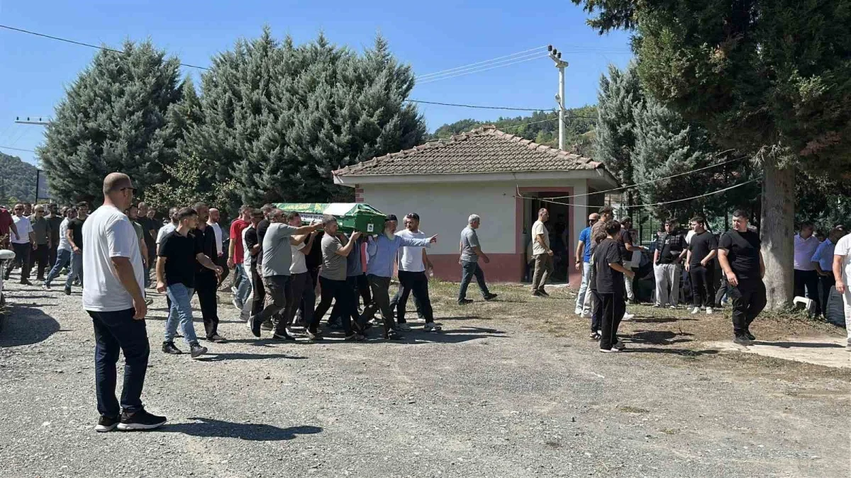 Sığ suya atlayan 3 çocuk babası Arif Erman Sapanca'da defnedildi