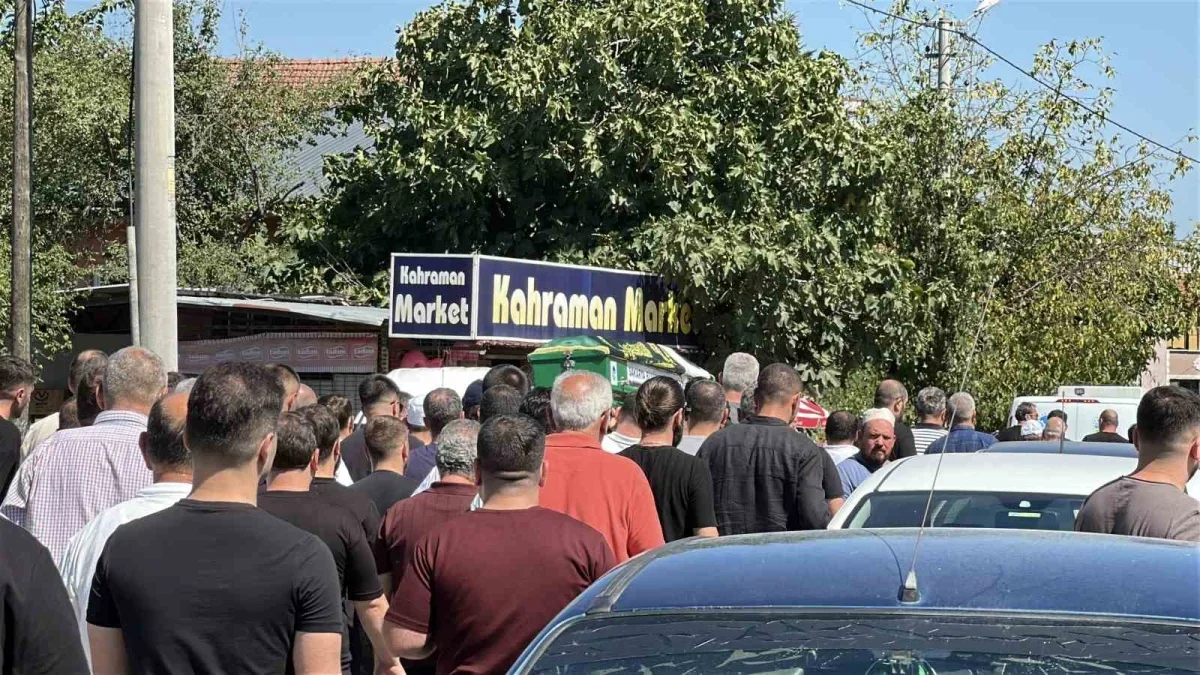 Sığ suya atlayan 3 çocuk babası Arif Erman Sapanca'da defnedildi