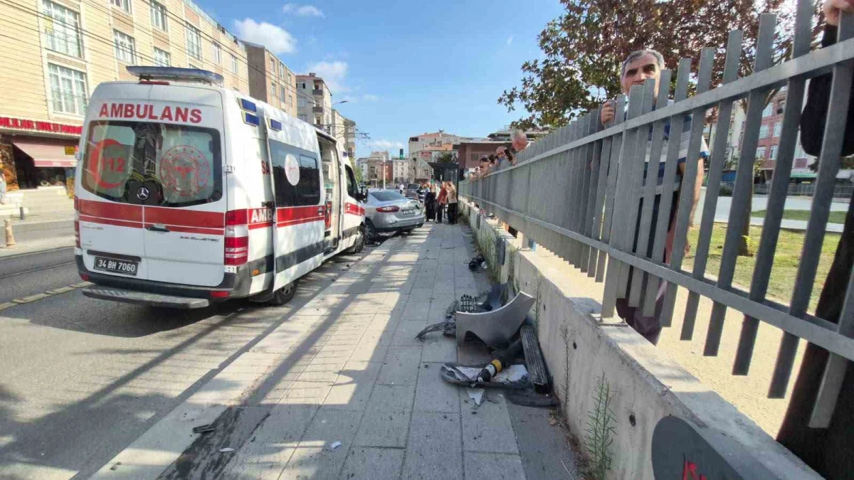 Güngören'de kaldırıma çıkan otomobil 4 yayaya çarptı