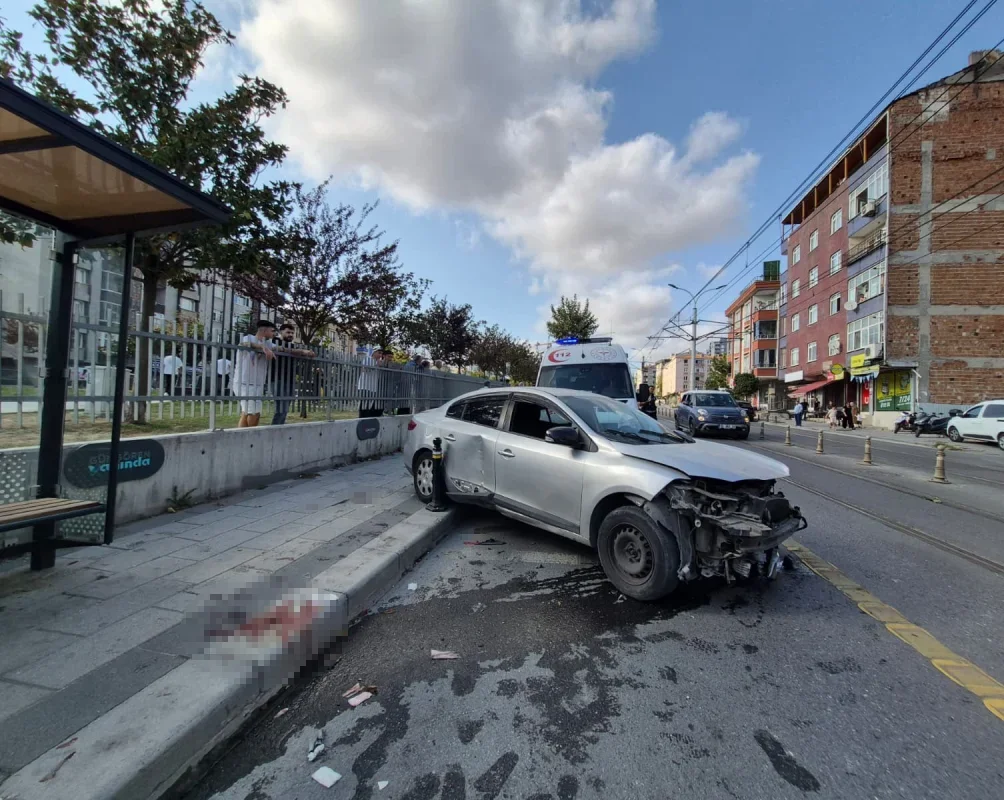 Güngören'de kaldırıma çıkan otomobil 4 yayaya çarptı