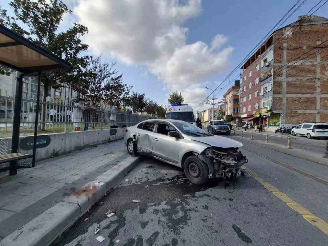Güngören'de kaldırıma çıkan otomobil 4 yayaya çarptı