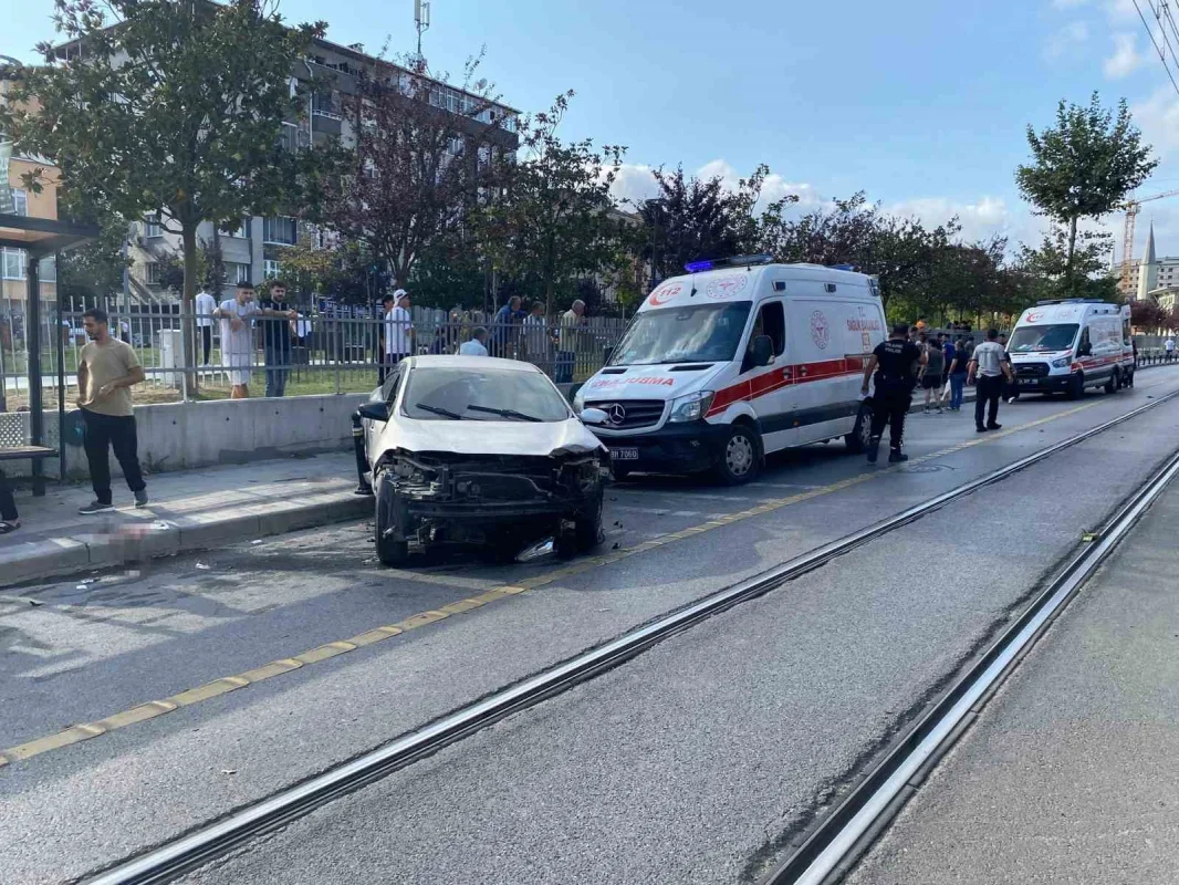 Güngören'de kaldırıma çıkan otomobil 4 yayaya çarptı