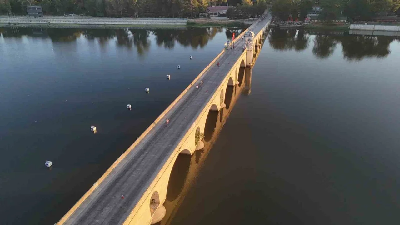 Edirne Maratonu'nda 1071 sporcu Selimiye'de koştu