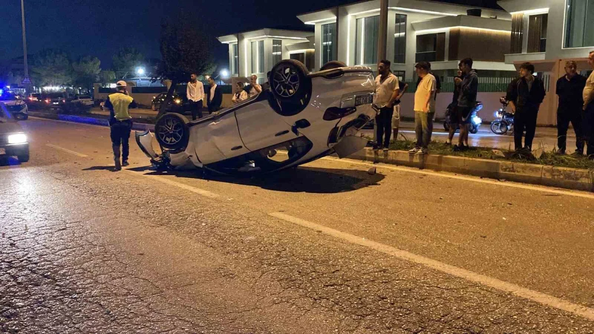 İnegöl'de kamyonetle çarpışan otomobil takla attı: 2 yaralı