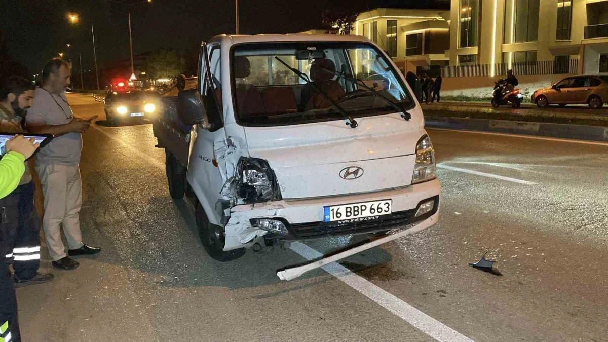 İnegöl'de kamyonetle çarpışan otomobil takla attı: 2 yaralı