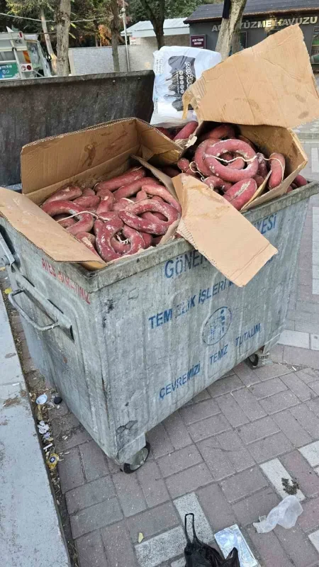 Gönen Oya ve Çeyiz Fuarı sonrası çöpteki sucuklar tepki çekti