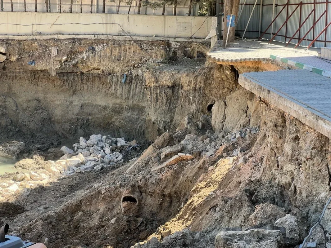 Mütareke İlkokulu yanında inşaat, okul bahçesini çökertti