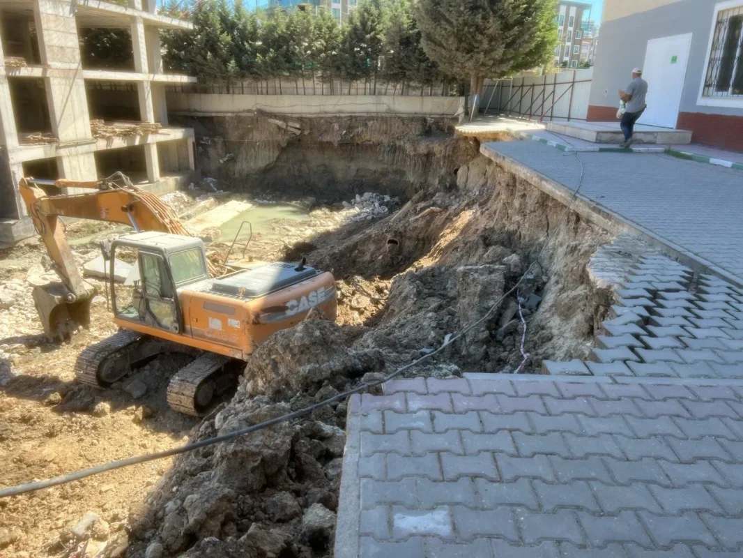 Mütareke İlkokulu yanında inşaat, okul bahçesini çökertti