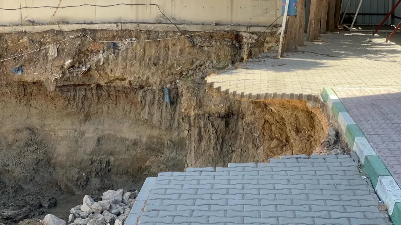 Mütareke İlkokulu yanında inşaat, okul bahçesini çökertti