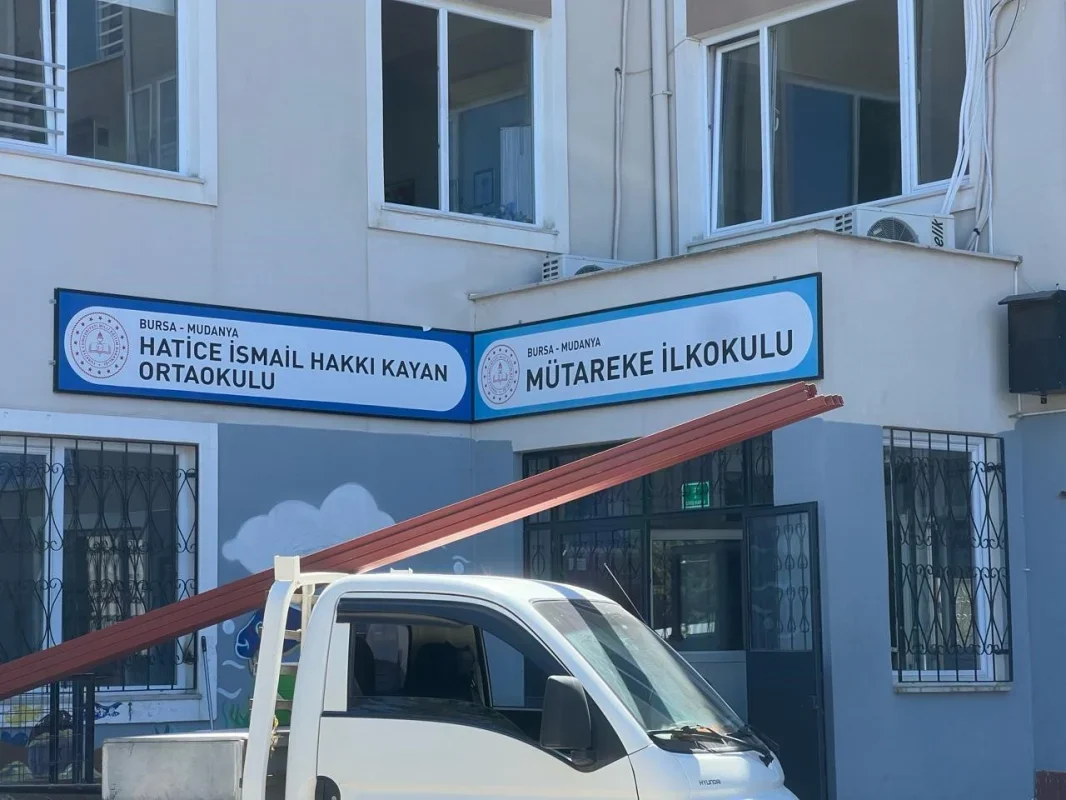 Mütareke İlkokulu yanında inşaat, okul bahçesini çökertti