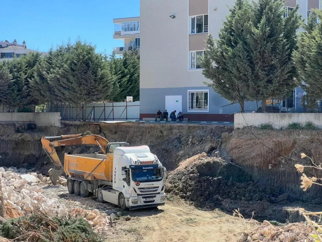 Mütareke İlkokulu yanında inşaat, okul bahçesini çökertti