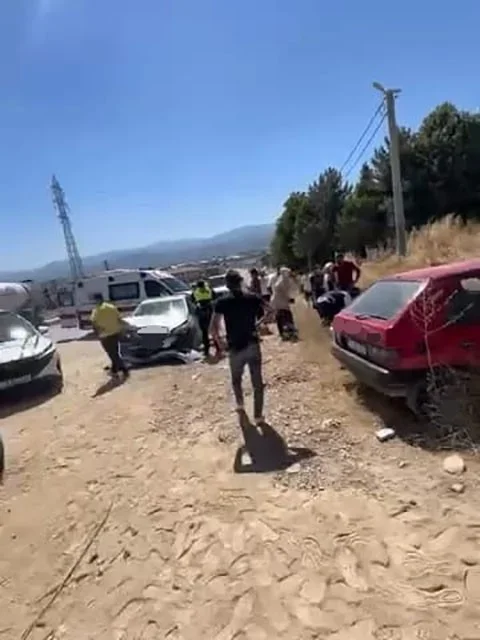 Bursa İnegöl'de kafa kafaya çarpışma: 1'i bebek 6 yaralı