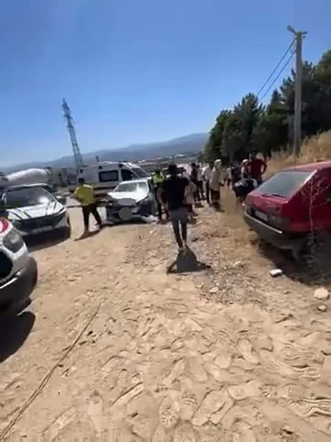 Bursa İnegöl'de kafa kafaya çarpışma: 1'i bebek 6 yaralı