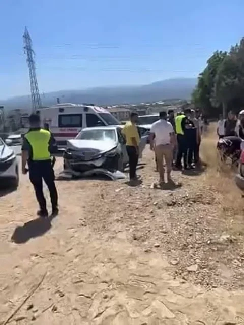 Bursa İnegöl'de kafa kafaya çarpışma: 1'i bebek 6 yaralı