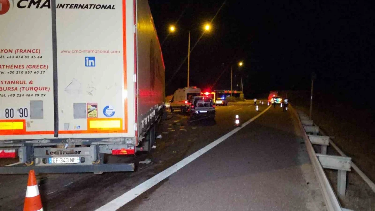 Bursa Orhangazi'de tır ile otomobil çarpıştı: 1 ölü, 7 yaralı
