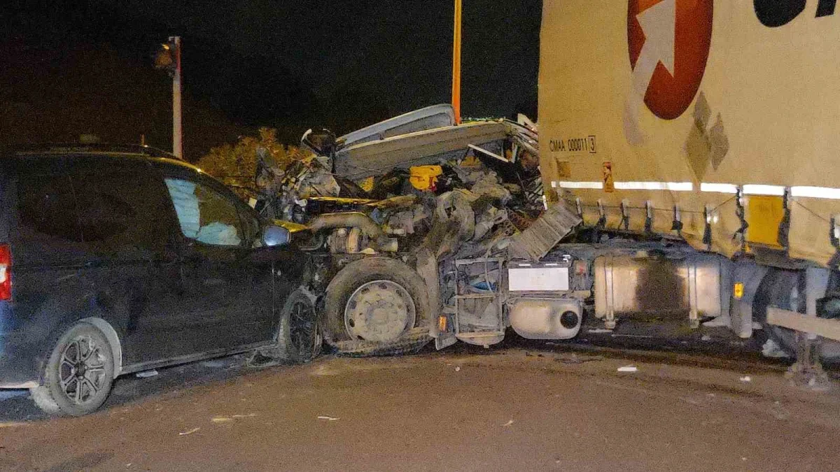 Bursa Orhangazi'de tır ile otomobil çarpıştı: 1 ölü, 7 yaralı