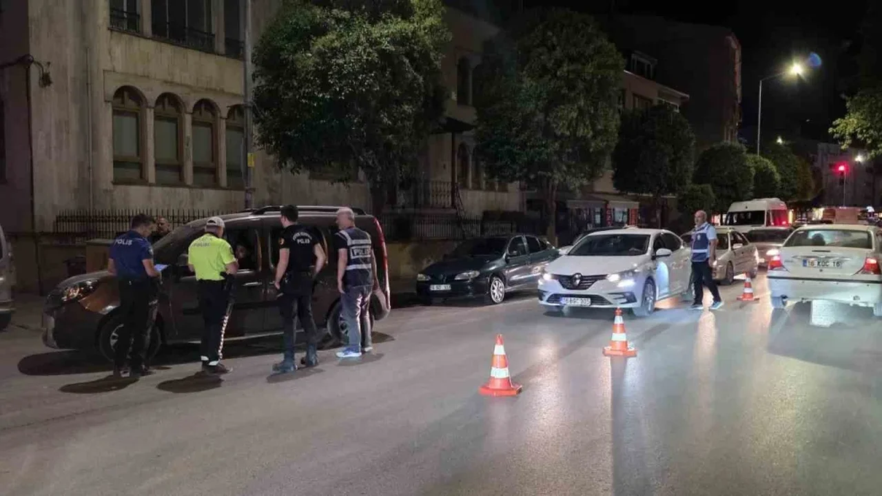 İnegöl'de polis 200 personelle denetim yaptı, 1412 kişi sorgulandı