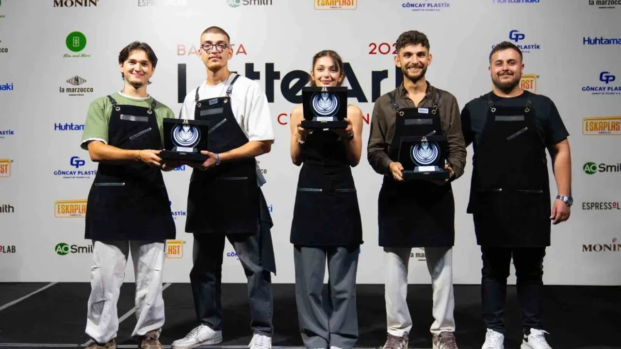 Espressolab Latte Art Şampiyonası'nda Serap Toprak birinci oldu