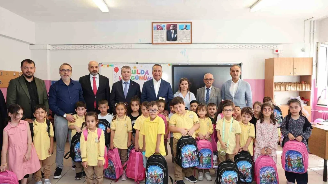 Sultangazi Belediyesi'nden 12 bin öğrenciye çanta ve kırtasiye