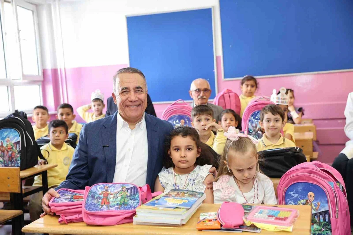 Sultangazi Belediyesi'nden 12 bin öğrenciye çanta ve kırtasiye