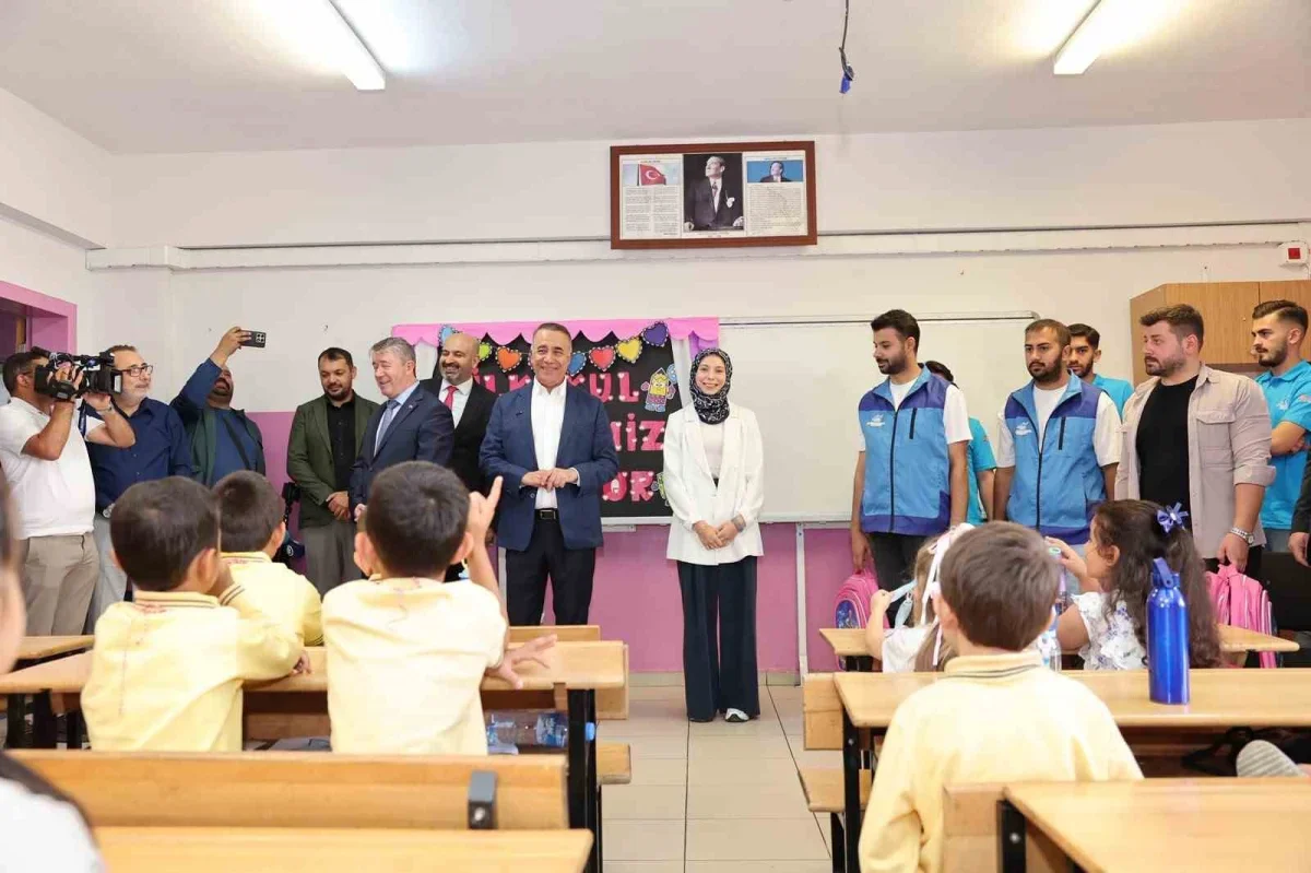 Sultangazi Belediyesi'nden 12 bin öğrenciye çanta ve kırtasiye