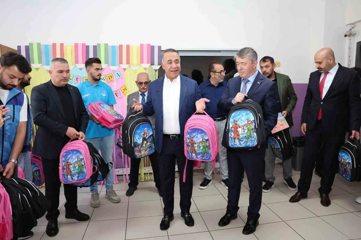 Sultangazi Belediyesi'nden 12 bin öğrenciye çanta ve kırtasiye