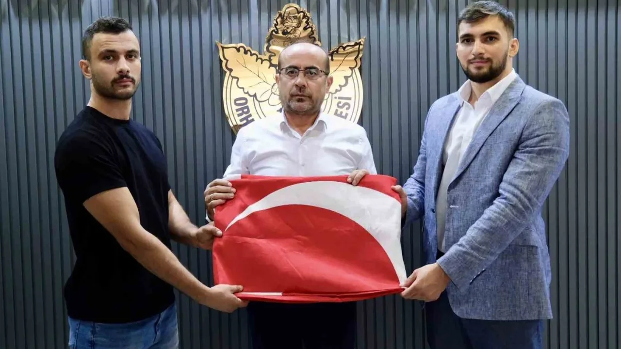 Kapıkaya İnkaya Mağarası'nda Türk bayrağını yenilediler