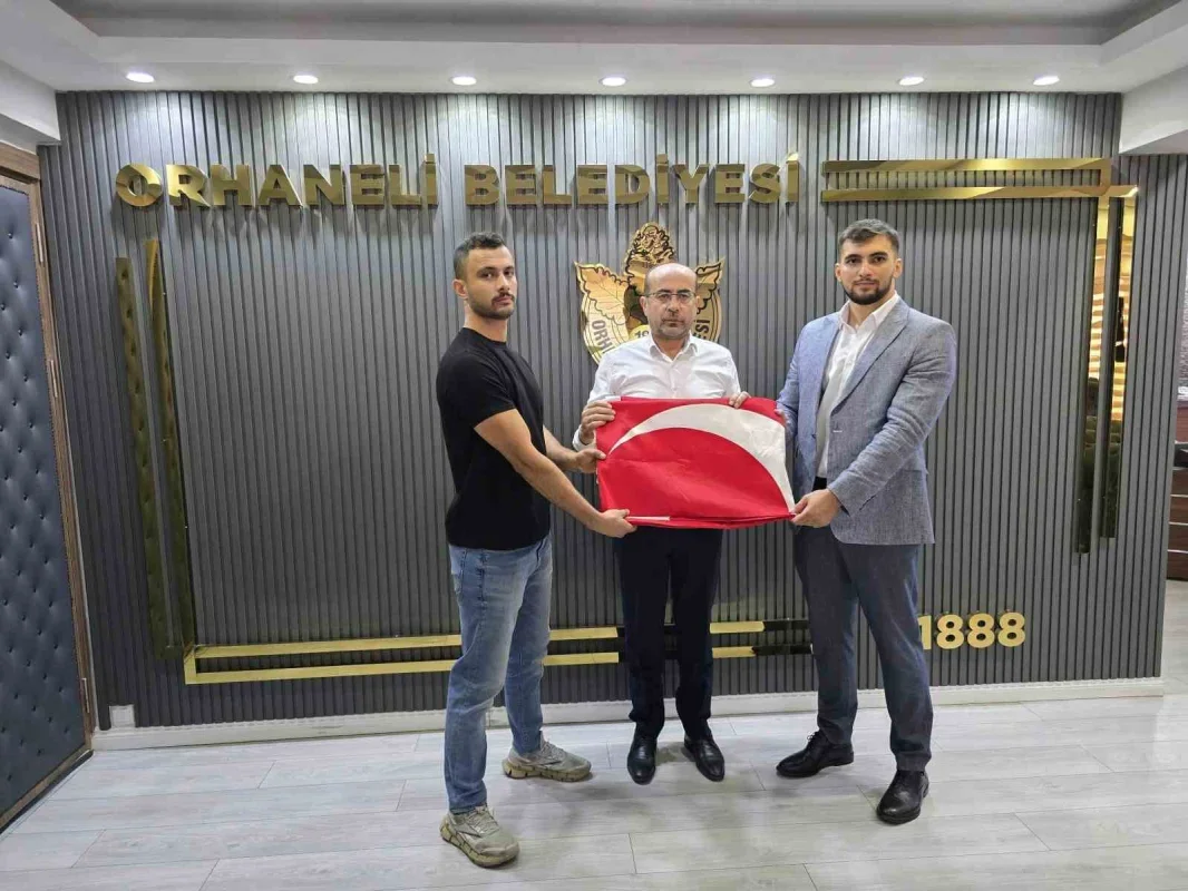 Kapıkaya İnkaya Mağarası'nda Türk bayrağını yenilediler