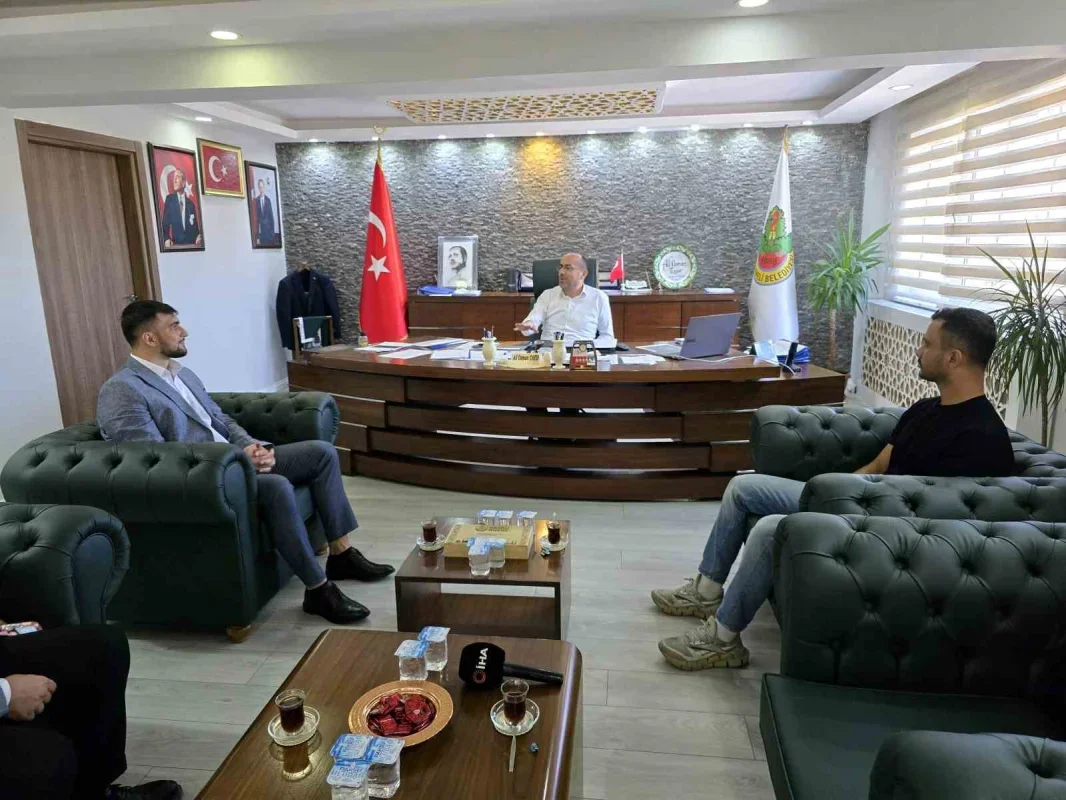 Kapıkaya İnkaya Mağarası'nda Türk bayrağını yenilediler