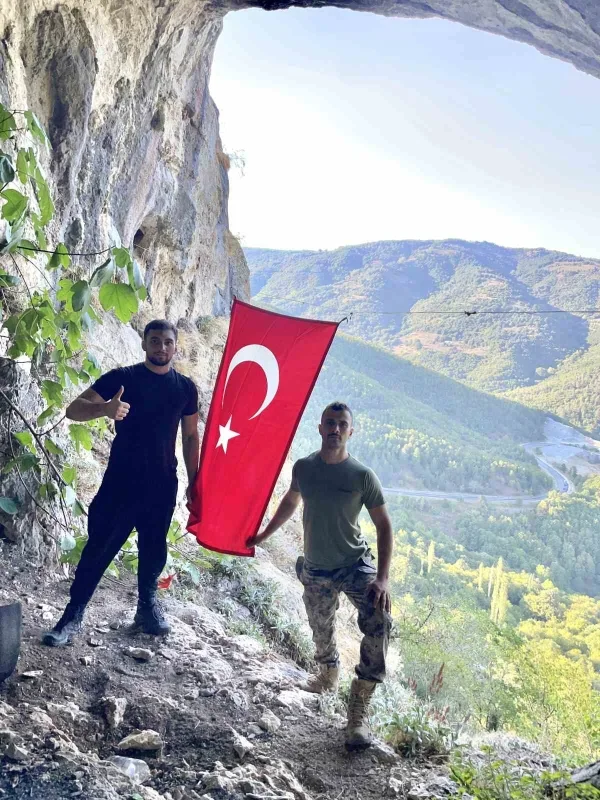 Kapıkaya İnkaya Mağarası'nda Türk bayrağını yenilediler