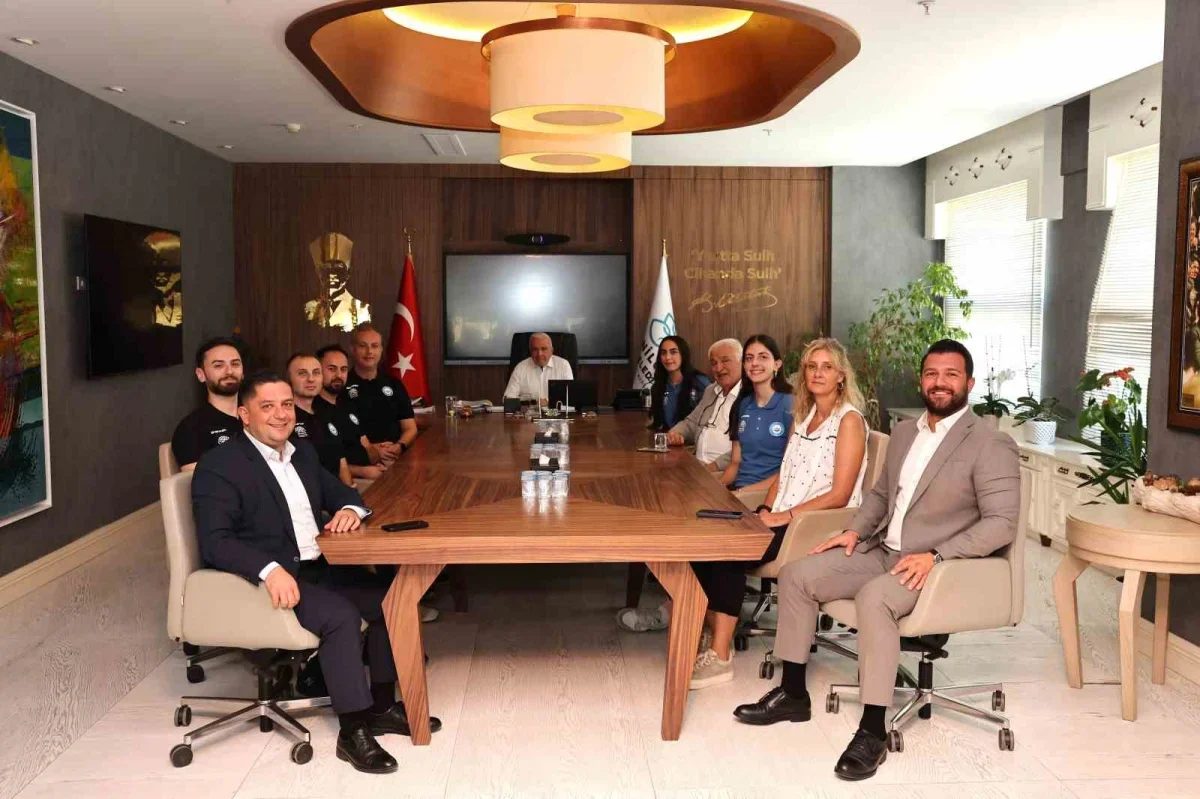 Şadi Özdemir'den Nilüfer Belediyesporlu milli sporculara tebrik