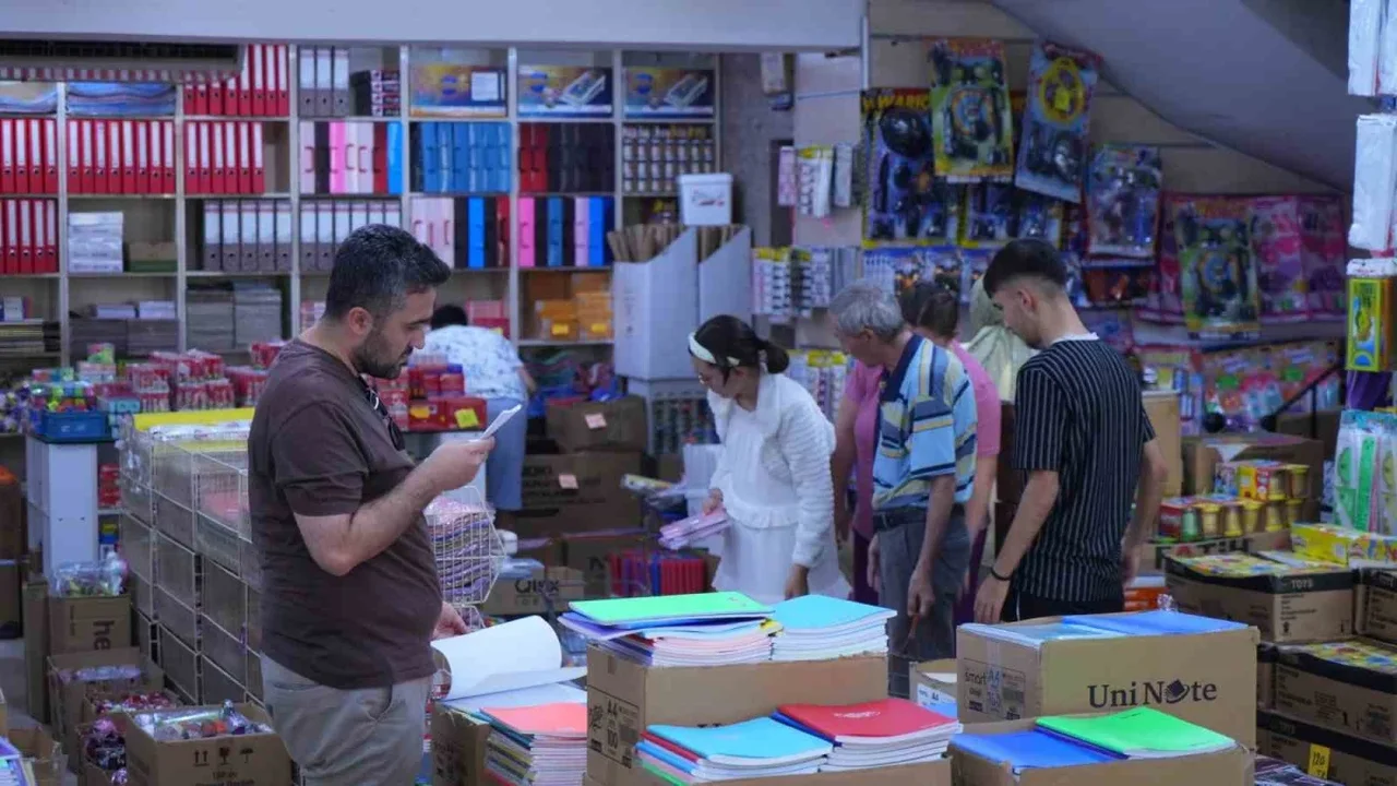 Ankara Ulus'ta okul alışverişi hareketliliği başladı