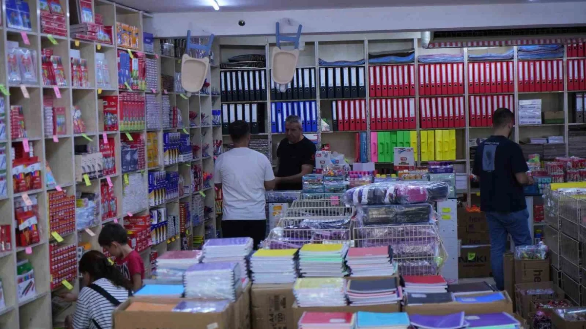 Ankara Ulus'ta okul alışverişi hareketliliği başladı