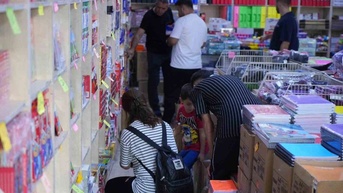 Ankara Ulus'ta okul alışverişi hareketliliği başladı