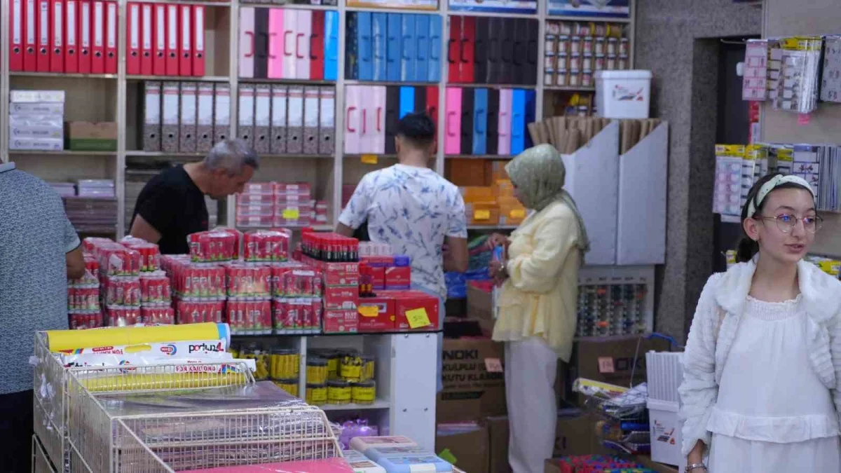 Ankara Ulus'ta okul alışverişi hareketliliği başladı