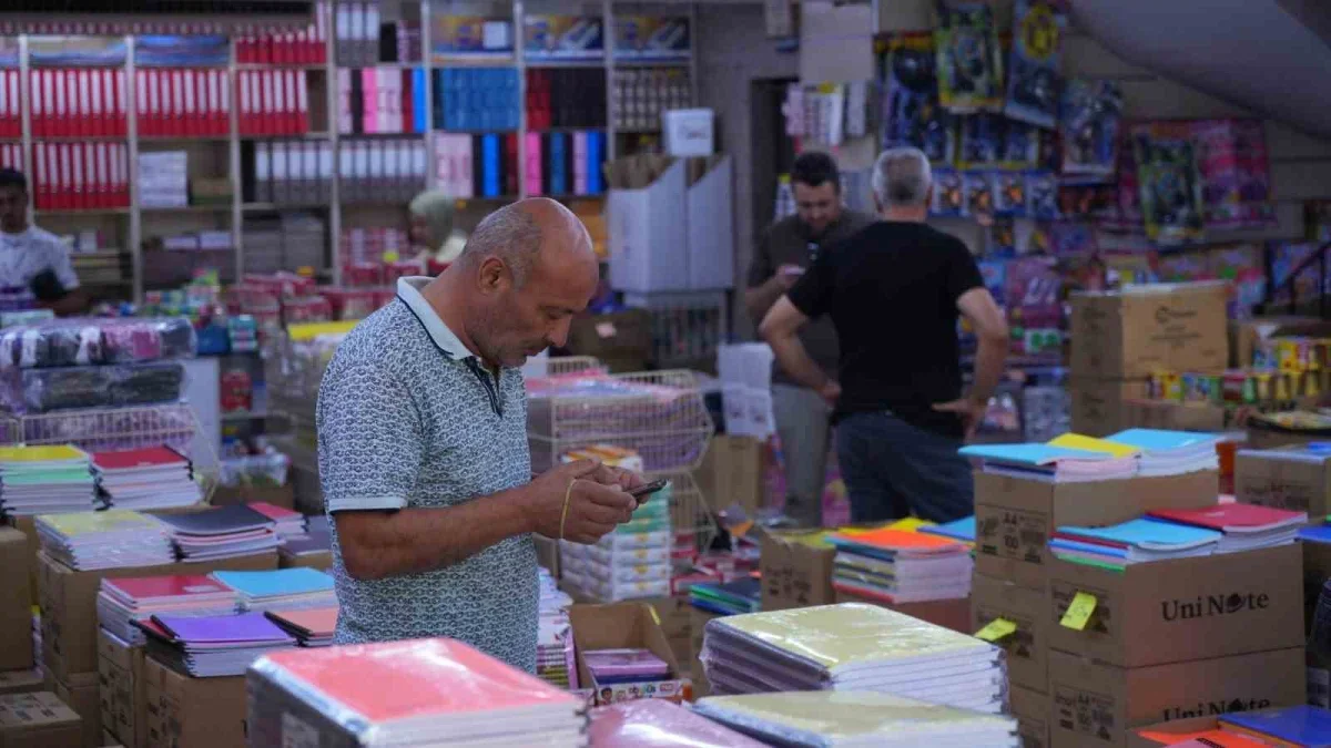 Ankara Ulus'ta okul alışverişi hareketliliği başladı