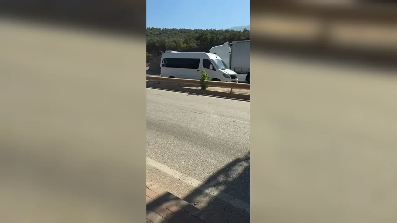 Bursa Kestel'de servis minibüsü ters şeride girip tehlike saçtı