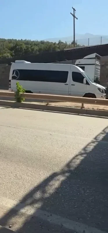 Bursa Kestel'de servis minibüsü ters şeride girip tehlike saçtı