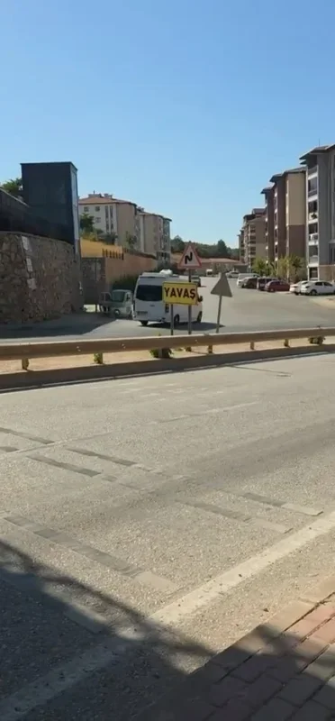 Bursa Kestel'de servis minibüsü ters şeride girip tehlike saçtı