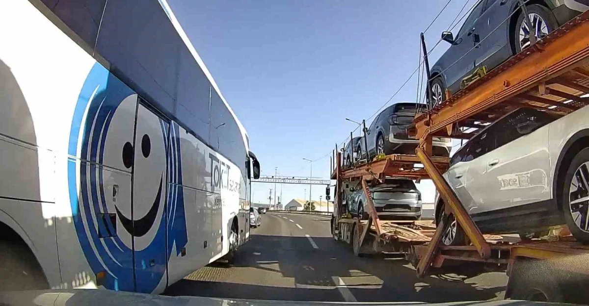 Kocaeli'de şerit değiştiren otobüs otomobili sıkıştırdı