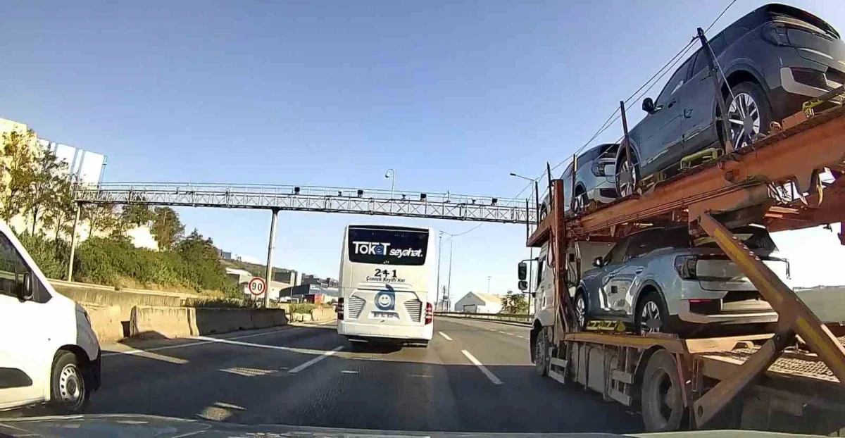 Kocaeli'de şerit değiştiren otobüs otomobili sıkıştırdı