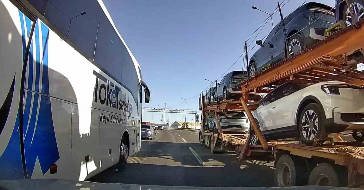 Kocaeli'de şerit değiştiren otobüs otomobili sıkıştırdı