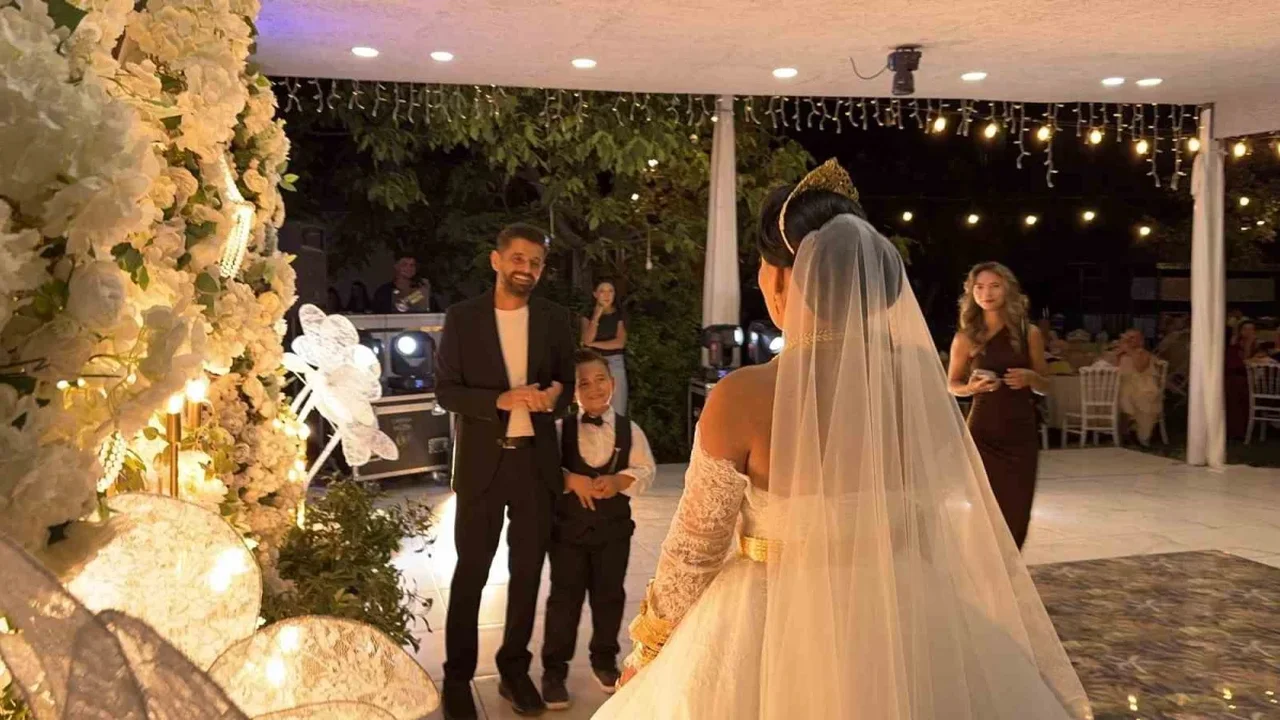 Esma Sezen 10 yıllık evlilikte gelinlik giyip nikah tazeledi