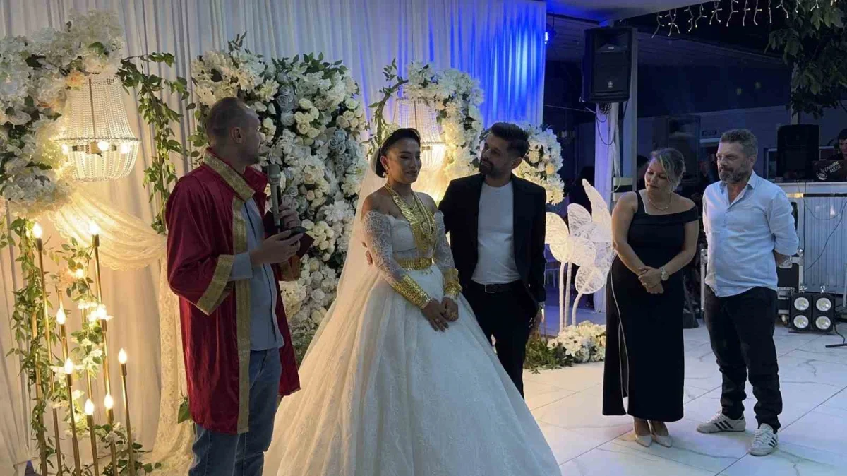 Esma Sezen 10 yıllık evlilikte gelinlik giyip nikah tazeledi