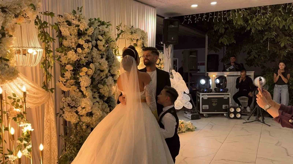 Esma Sezen 10 yıllık evlilikte gelinlik giyip nikah tazeledi