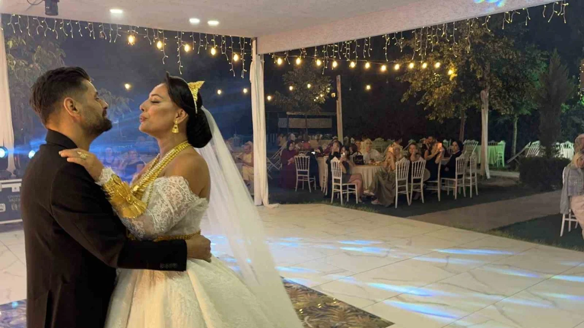 Esma Sezen 10 yıllık evlilikte gelinlik giyip nikah tazeledi