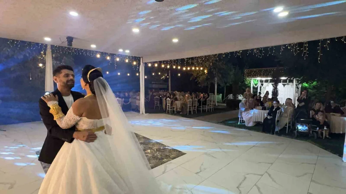 Esma Sezen 10 yıllık evlilikte gelinlik giyip nikah tazeledi